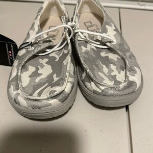 hey dudes in a size 7 .Hey dudes brand new ready for somebody to wear them.